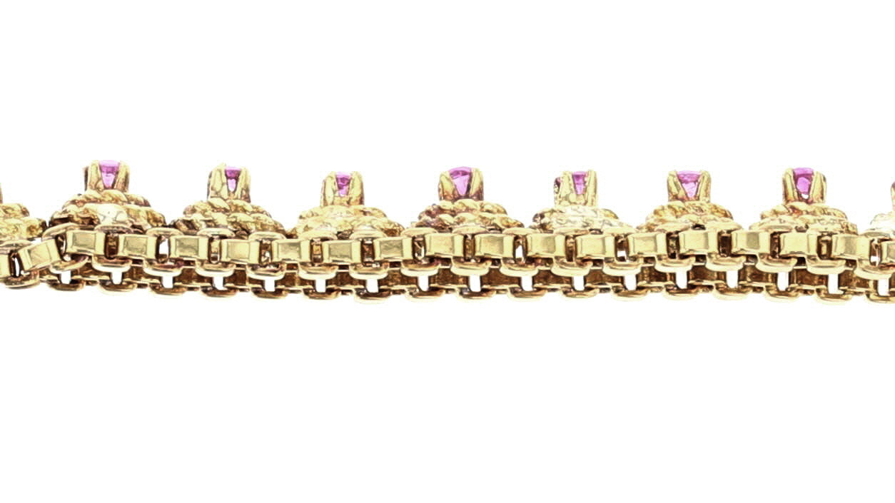 Side view of the bracelet's links