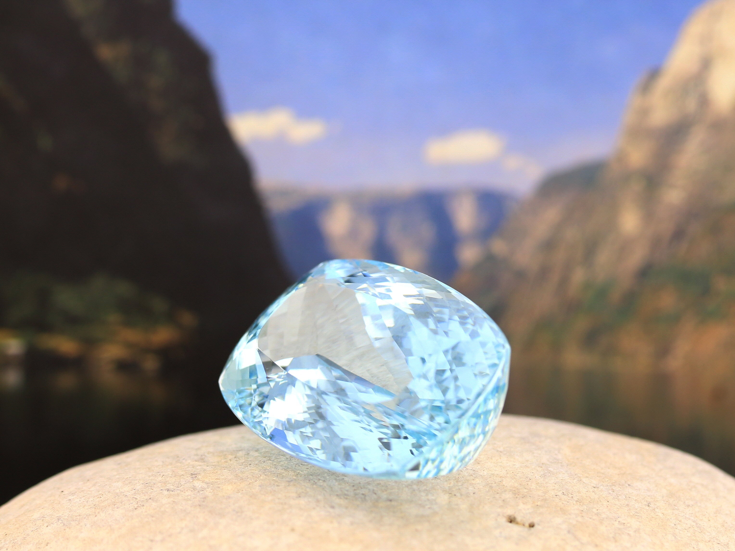 66 Carat Natural Aquamarine - David's Antiques & Jewelry