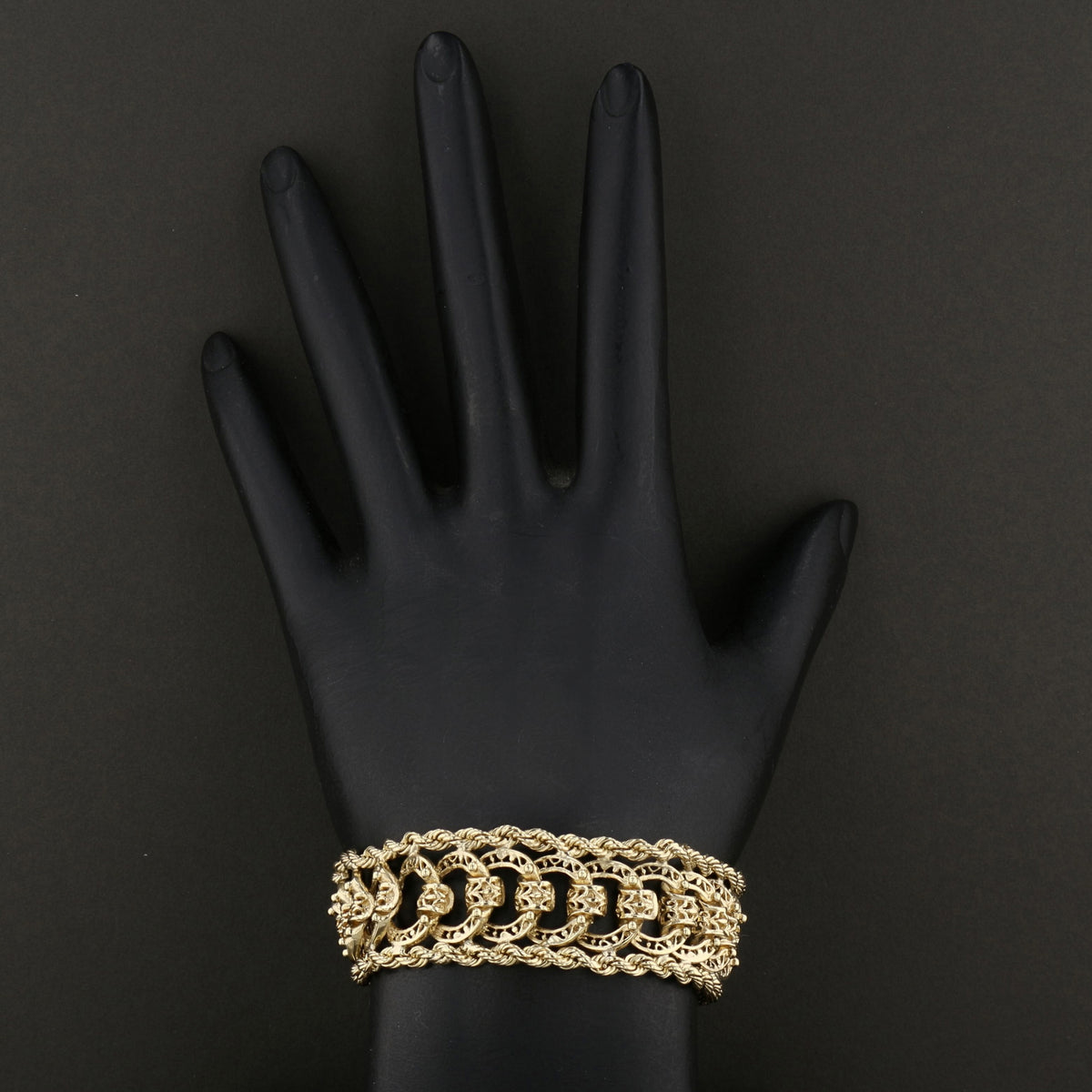 Gold Bracelet   889906