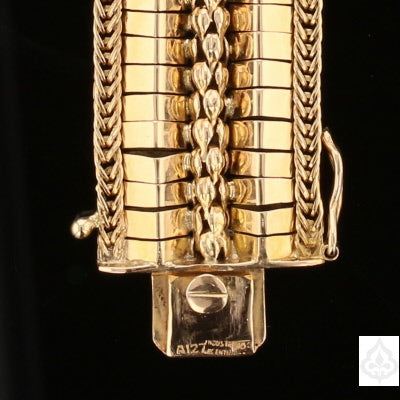 Close up of the clasp 